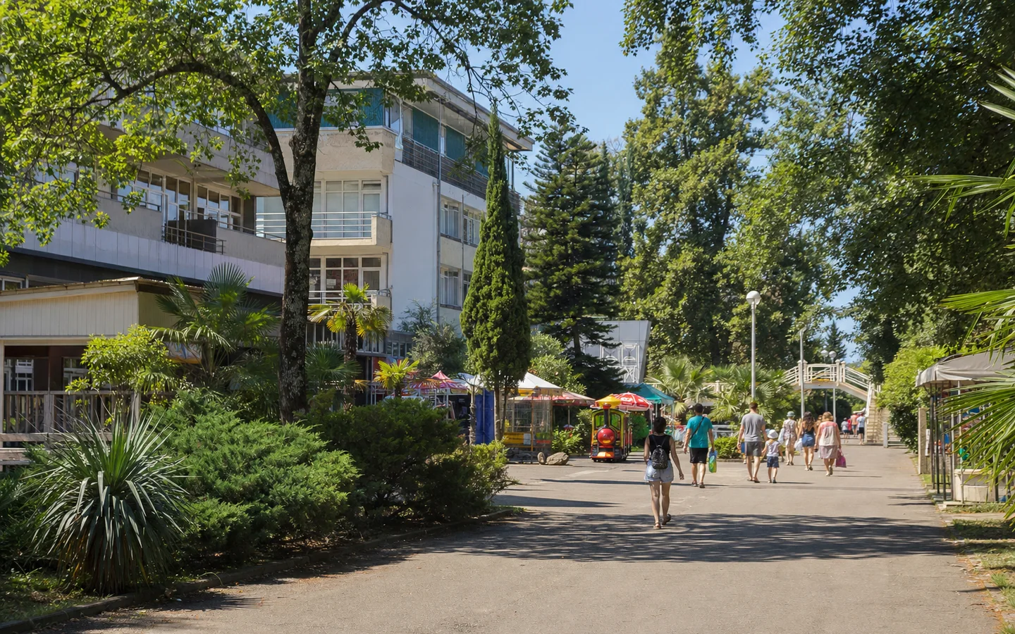 Зелёная пешеходная аллея Курортного городка в Адлере
