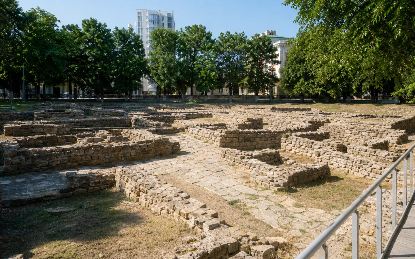 Древние каменные улицы и фундаменты на раскопе Горгиппии в Анапе