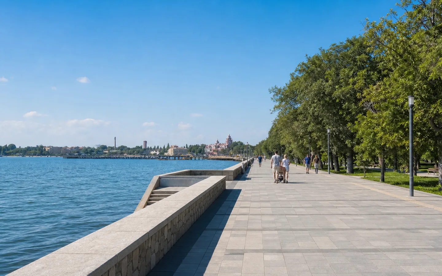 Ровная пешеходная набережная Терешковой у моря в Евпатории