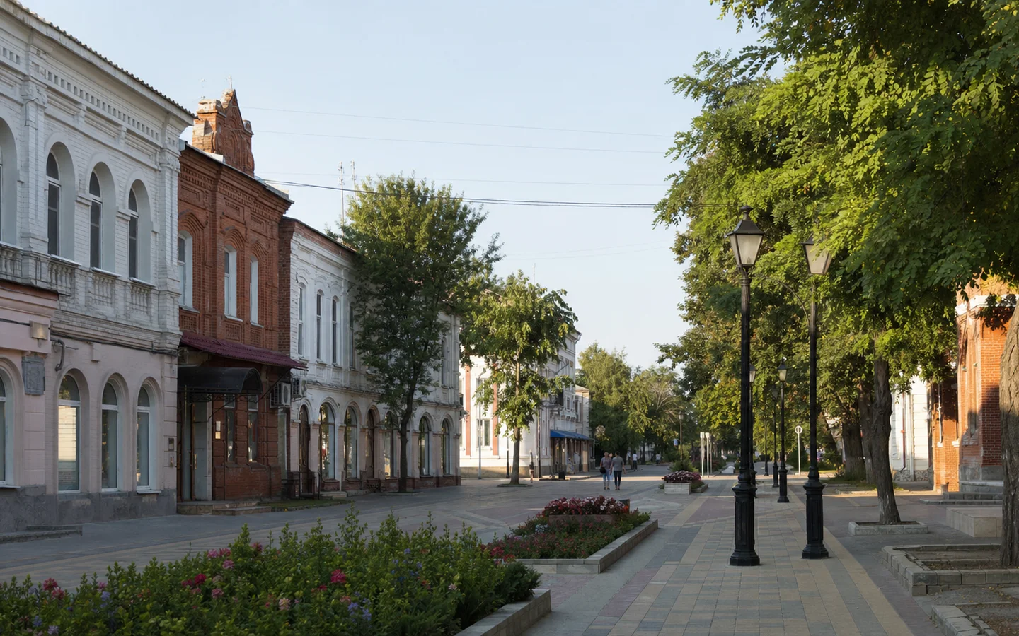 Старинные купеческие дома и пешеходная улица в центре Ейска