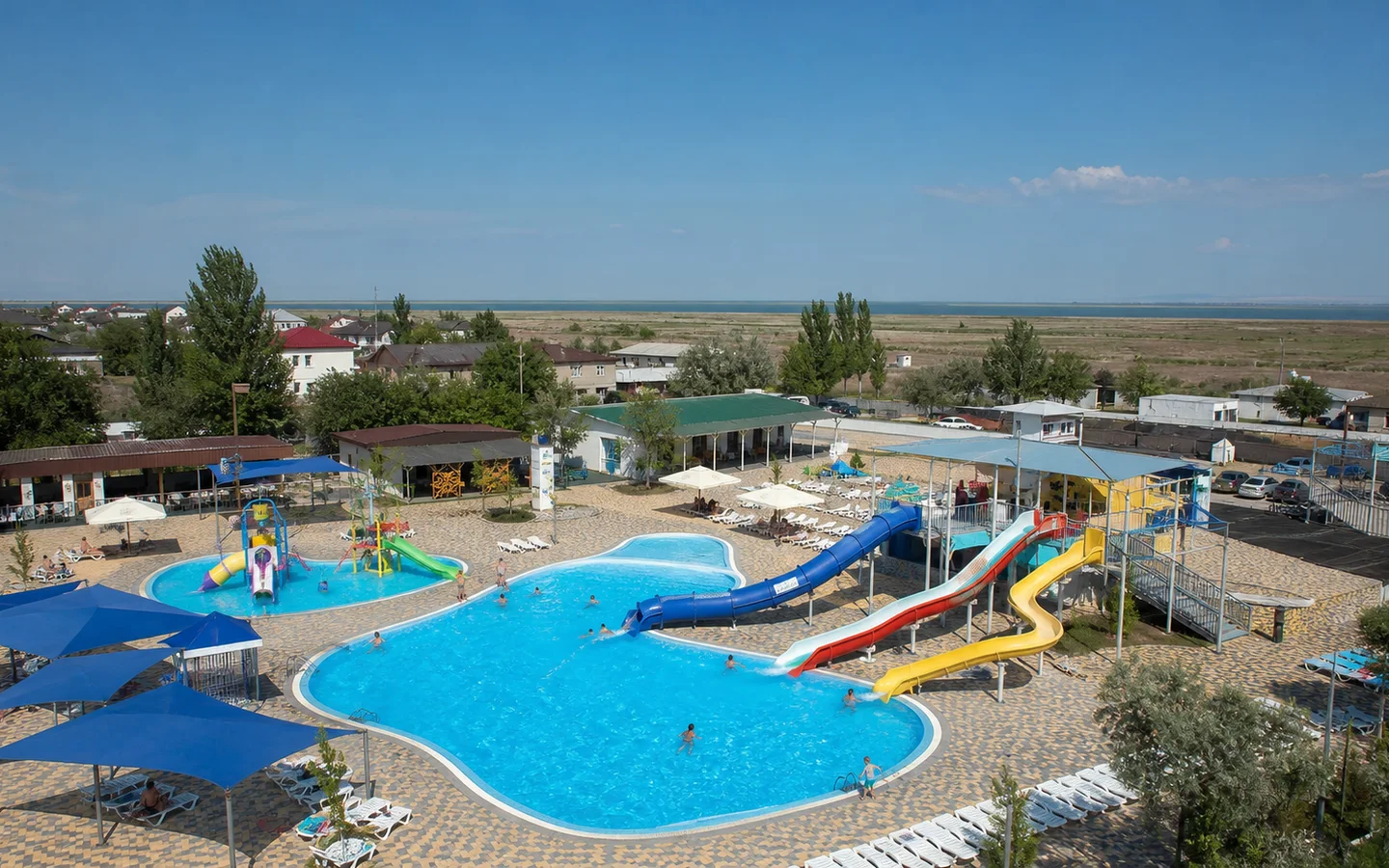 Компактный семейный аквапарк в курортной части Голубицкой
