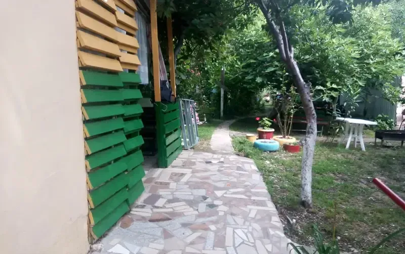 Бабушкин дом в зеленом саду