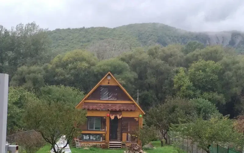 Новый дом целиком в горах у моря