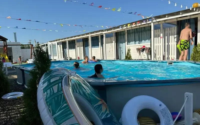 Домики с бассейном «На море и точка» — фото 4