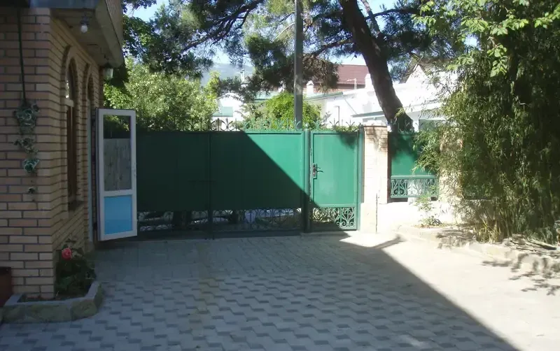 Дом с сосной внутри