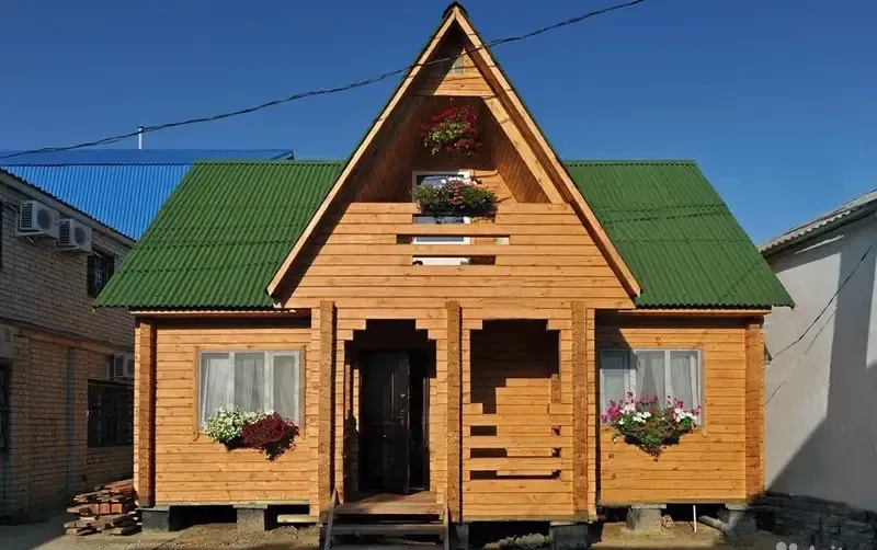 Деревянный коттедж у моря