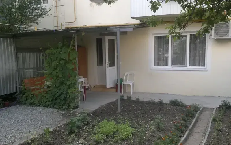 Двухкомнатная квартира с отдельным входом и двором