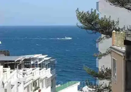 Эллинг на берегу моря