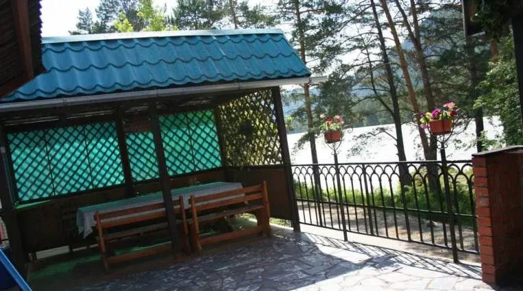 У реки